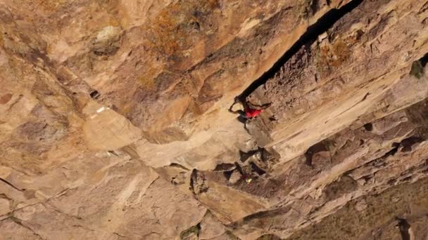 Hombre Escalador Escalada Roca Crack Trad Climbing Tamgaly Tas Kazajstán — Vídeo de stock