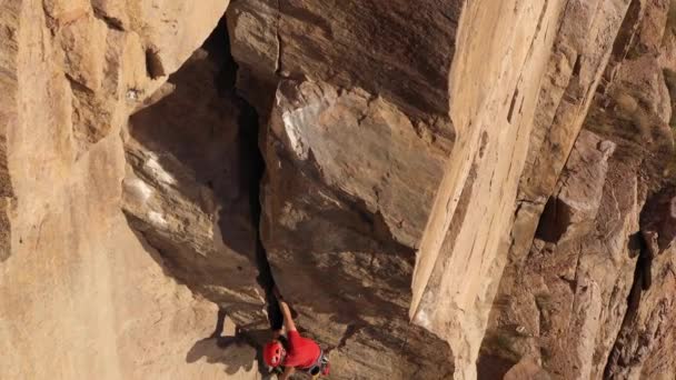 人类攀岩攀岩 裂缝坑爬升 哈萨克斯坦坦加利塔斯的悬崖 空中景观 无人机向上飞 向下倾斜 起重机中弹 — 图库视频影像