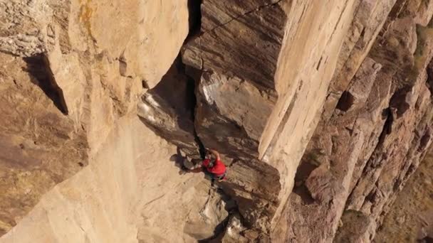 Hombre Escalador Escalada Roca Crack Trad Climbing Acantilados Tamgaly Tas — Vídeos de Stock