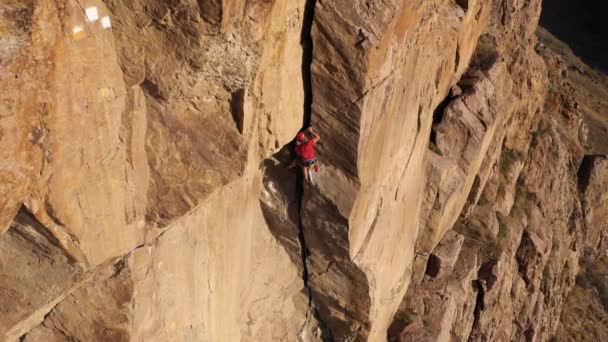 Man Climber Rock Climbing Крак Трейд Кліп Кліффс Тамгалії Тас — стокове відео