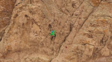 Tırmanan Adam Kaya tırmanışı. Tamgaly Tas, Kazakistan 'daki kayalıklar. Hava görüntüsü. Yörüngede