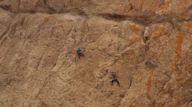 Tırmanışçılar Kaya Tırmanışı. Tamgaly Tas, Kazakistan 'daki kayalıklar. Hava görüntüsü. Yörüngede