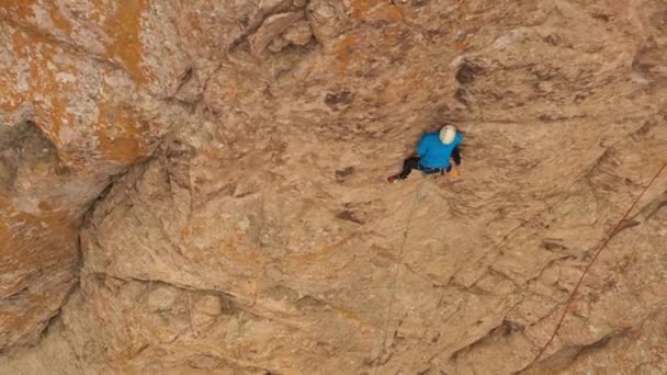 Hombre Escalador Escalada Roca Acantilados Tamgaly Tas Kazajstán Vista Aérea — Vídeos de Stock