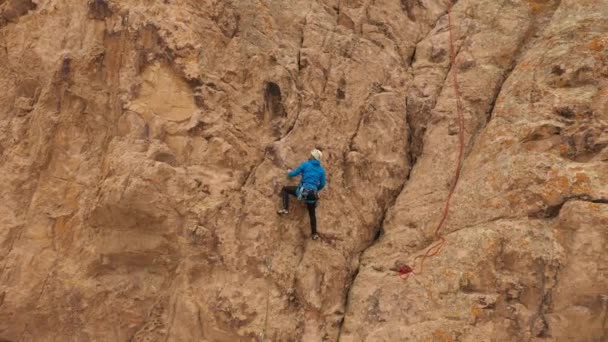 人类攀岩攀岩 哈萨克斯坦坦加利塔斯的悬崖 空中景观 — 图库视频影像