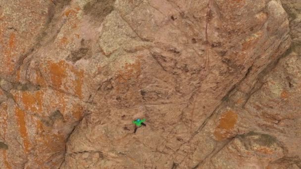 Man Climber Felsklettern Klippen Tamgaly Tas Kasachstan Luftaufnahme Von Oben — Stockvideo
