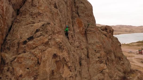 人类攀岩攀岩 哈萨克斯坦坦加利塔斯的悬崖 空中景观 无人机向上飞 向下倾斜 起重机中弹 — 图库视频影像