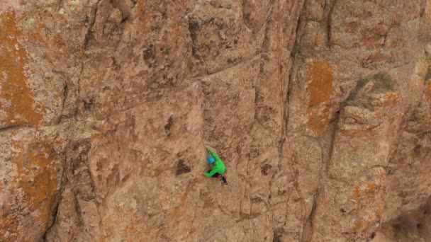 人类攀岩攀岩 哈萨克斯坦坦加利塔斯的悬崖 空中景观 无人机向下飞 向上倾斜 起重机中弹 — 图库视频影像