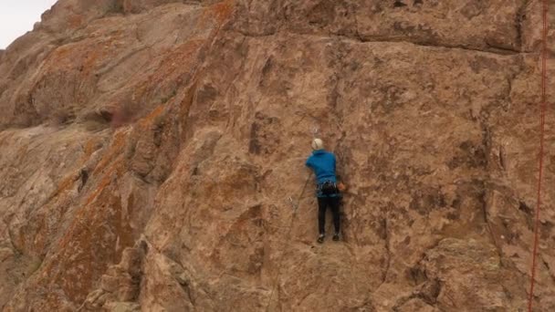 Escalada Homem Escalada Falésias Tamgaly Tas Cazaquistão Vista Aérea Drone — Vídeo de Stock