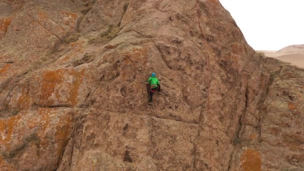 Man Climber Felsklettern Klippen Tamgaly Tas Kasachstan Luftaufnahme Umlaufbahn — Stockvideo