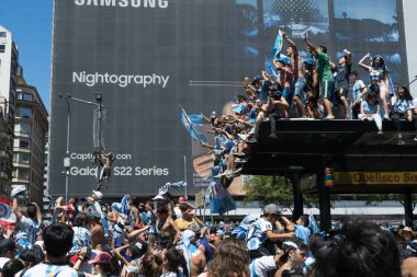 BUENOS AIRES, ARGENTINA - 20 Aralık 2022: FIFA Dünya Kupası Katarı 2022 'de Arjantin Ulusal Futbol Takımı Zaferinin Kutlaması sırasında sokaklarda Dans, Şarkı Söyleyen ve Bayrak sallayan Hayranlar.
