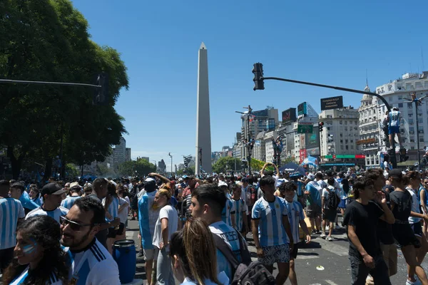 BUENOS AIRES, ARGENTINA - 20 Aralık 2022: FIFA Dünya Kupası Katarı 'nda Arjantin Milli Futbol Takımı Zaferi kutlamaları sırasında insanlar sokaklara döküldü.