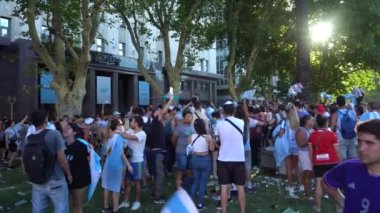 BUENOS AIRES, ARGENTINA - 20 Aralık 2022: Arjantin Ulusal Futbol Takımı 'nın FIFA Dünya Kupası' nda kazandığı zaferi kutlayan taraftarlar. 