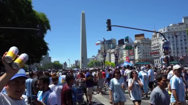 阿根廷布宜诺斯艾利斯 2022年12月20日 人们在庆祝2022年世界杯卡塔尔国家足球队胜利期间走上街头 — 图库视频影像