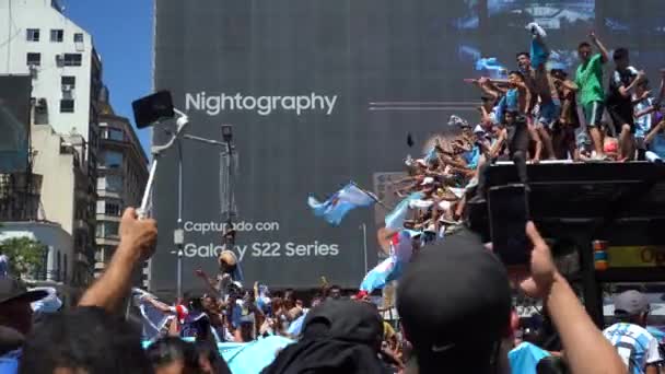 2018年12月20日 阿根廷国家足球队在2022年世界杯卡塔尔世界杯胜利庆典期间 球迷们在街上起舞 歌唱和挥动旗帜 — 图库视频影像