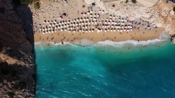 Παραλία Καπούτας Την Ηλιόλουστη Μέρα Αεροφωτογραφία Από Πάνω Προς Κάτω — Αρχείο Βίντεο