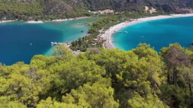 Mavi Göl, güneşli bir günde. Hava görüntüsü. Türk Rivierası. Oludeniz, Türkiye. İHA ileri uçar, aşağı eğilir. Görüntü Görüntüsü