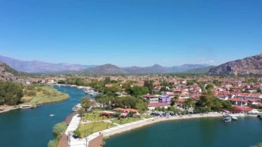 Güneşli bir günde Dalyan Kasabası. Hava görüntüsü. Türk Rivierası. Hindi. Drone Yukarı Uçuyor