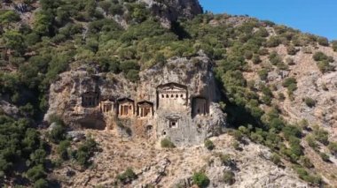 Kaunos Kral Kaya Mezarları. Türk Rivierası 'nın havadan görüntüsü. Dalyan, Türkiye. Yörüngede