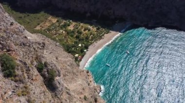 Kelebek Vadisi, güneşli bir günde. Hava görüntüsü. Türk Rivierası. Hindi. İnsansız hava aracı uçurumdan aşağı doğru uçuyor.