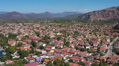 Güneşli bir günde Dalyan Kasabası. Hava görüntüsü. Türk Rivierası. Hindi. Yörüngede