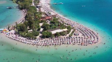 Mavi Göl, güneşli bir günde. Hava görüntüsü. Türk Rivierası. Oludeniz, Türkiye. Yörüngede