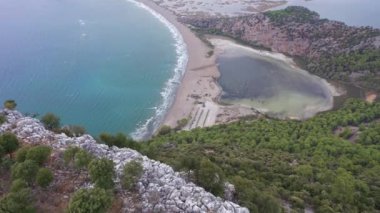 Iztuzu Sahili ve Dalyan Nehri Deltası. Hava görüntüsü. Türk Rivierası. Hindi. İHA Aşağıya Uçar
