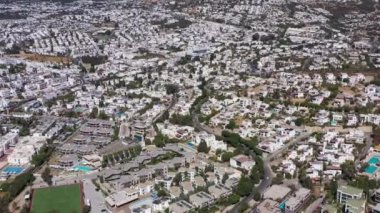 Güneşli bir günde Bodrum şehrinin beyaz evleri. Hava görüntüsü. Türk Rivierası. Hindi. İHA İleri Uçar, Eğilir