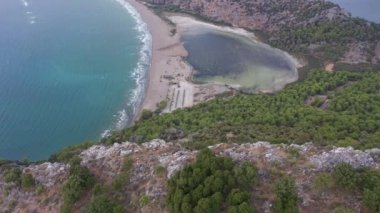 Iztuzu Sahili ve Dalyan Nehri Deltası. Hava görüntüsü. Türk Rivierası. Hindi. İnsansız Hava Aracı Yan Uçuyor