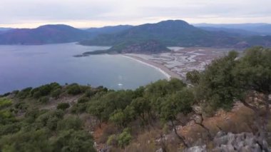 Iztuzu Sahili ve Dalyan Nehri Deltası. Hava görüntüsü. Türk Rivierası. Hindi. İHA İleri Uçar, Eğilir