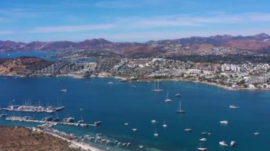 Güneşli bir günde Bodrum Şehri. Hava görüntüsü. Türk Rivierası. Hindi. İnsansız Hava Aracı Yan Uçuyor