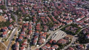 Güneşli bir günde, Datca Town 'daki binaların kırmızı çatıları. Hava görüntüsü. Türk Rivierası. Hindi. Drone İleri Uçuyor