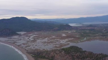 Iztuzu Sahili ve Dalyan Nehri Deltası. Hava görüntüsü. Türk Rivierası. Hindi. Drone İleri Uçuyor