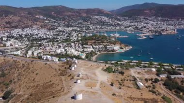 Güneşli bir günde Bodrum Şehri. Hava görüntüsü. Türk Rivierası. Hindi. Yörüngede