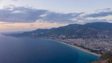 Sunset 'teki Alanya City' de. Hava Hızı Hızı, Zaman Hızı. Türk Rivierası. Hindi. Drone İleri Uçuyor