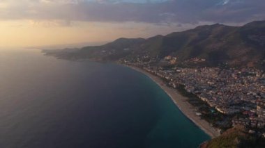 Sunset 'teki Alanya City' de. Hava görüntüsü. Türk Rivierası. Hindi. Drone İleri Uçuyor, Eğil. Görüntü Görüntüsü