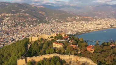 Alanya City ve Şato Sunset 'te. Hava görüntüsü. Türk Rivierası. Hindi. İnsansız hava aracı yukarı, aşağı uçuyor.