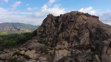 Besparmak Dağları 'ndaki Corlenasari Kalesi. Tuvaletler. Çamlar ve Dağlar. Hava görüntüsü. Mugla, hindi. Drone İleri ve Yukarı Uçuyor