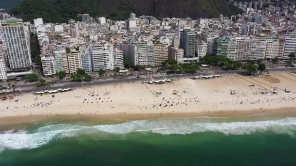 晴れた日にリオデジャネイロ市 コパカバーナビーチと大西洋 空中展望 ブラジルだ ドローン フライ サイドウェイ 高角度ショット — ストック動画