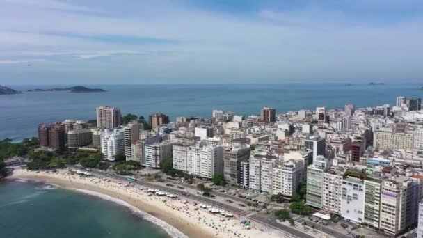 晴れた日にリオデジャネイロ市 コパカバーナビーチ イパネマ周辺 大西洋 空中展望 ブラジルだ ドローンが前方へ上へ飛ぶ — ストック動画