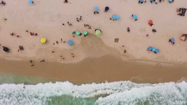 コパカバーナビーチと大西洋 ブラジルのリオデジャネイロ市 空中展望 ドローンが上昇します 高角度ショット — ストック動画