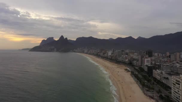 リオデジャネイロ市 日没時にイパネマビーチと大西洋 空中展望 ブラジルだ ドローンがビーチを飛び越える — ストック動画