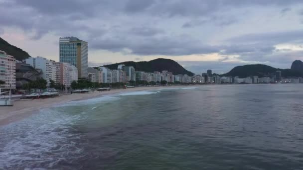 リオデジャネイロ市曇りの朝 コパカバーナビーチと大西洋 空中展望 ブラジルだ ドローンは低レベルで前方に飛ぶ — ストック動画