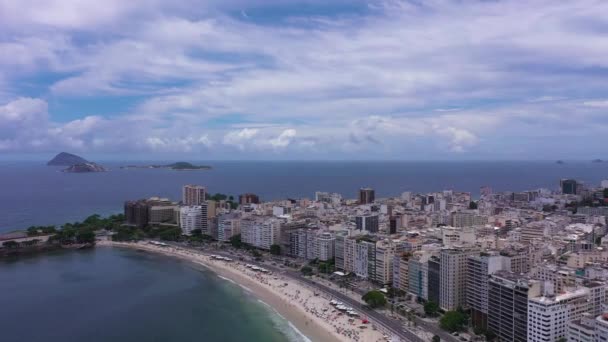 晴れた日にリオデジャネイロ市 コパカバーナビーチ イパネマ周辺 大西洋 空中展望 ブラジルだ ドローンが前方へ上へ飛ぶ — ストック動画