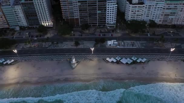 Rio Janeiro City Aamuhämärässä Copacabana Beach Avenida Atlantica Atlantin Valtameri — kuvapankkivideo