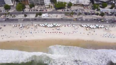 Güneşli bir günde Rio de Janeiro 'da. Copacabana Sahili ve Atlantik Okyanusu. Avenida Atlantica. Hava Hızı Hızı, Zaman Hızı. Brezilya. İnsansız hava aracı yandan uçuyor. Yüksek Açı Atışı