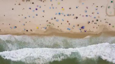 Copacabana Sahili ve Atlantik Okyanusu. Rio de Janeiro Şehri, Brezilya. Hava Hızı Hızı, Zaman Hızı. İnsansız hava aracı yandan uçuyor. Yüksek Açı Atışı