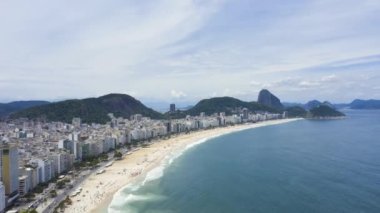 Güneşli bir günde Rio de Janeiro 'da. Copacabana Sahili ve Atlantik Okyanusu. Hava Hızı Hızı, Zaman Hızı. Brezilya. Drone İleri ve Yukarı Uçuyor