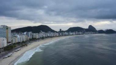 Rio de Janeiro City Skyline Bulutlu Sabah 'da. Copacabana Sahili ve Atlantik Okyanusu. Hava Hızı Hızı, Zaman Hızı. Brezilya. Drone İleri ve Yukarı Uçuyor