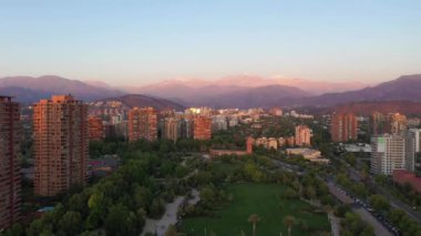 Santiago 'daki Las Condes Komünü ve Sunset' teki And Dağları. Konut binaları. Hava görüntüsü. Şili. Drone Yukarı Uçuyor