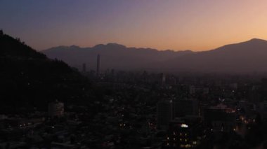 Santiago City, Sabah Alacakaranlığı ve And Dağları 'nda. Mavi Saat. Hava görüntüsü. Şili. İnsansız Hava Aracı Yan Uçuyor